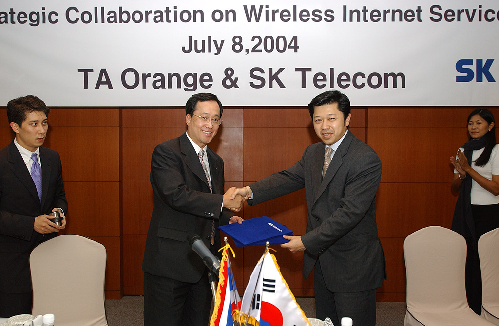 Shin Bae Kim (on left), president of SK Telecom, and Supachai Chearavanont, president of TA Orange, are shown signing the contract. (On July 8th in SK Telecom`s head office, SK Telecom signed a contract for furnishing a wireless Internet platform that includes NATE portal platform, NATE service solution, content, etc. with TA Orange, a GSM-based mobile communication operator in Thailand. In the initial stages, SK Telecom will provide wireless Internet platforms worth about 6.3 million US dollars)